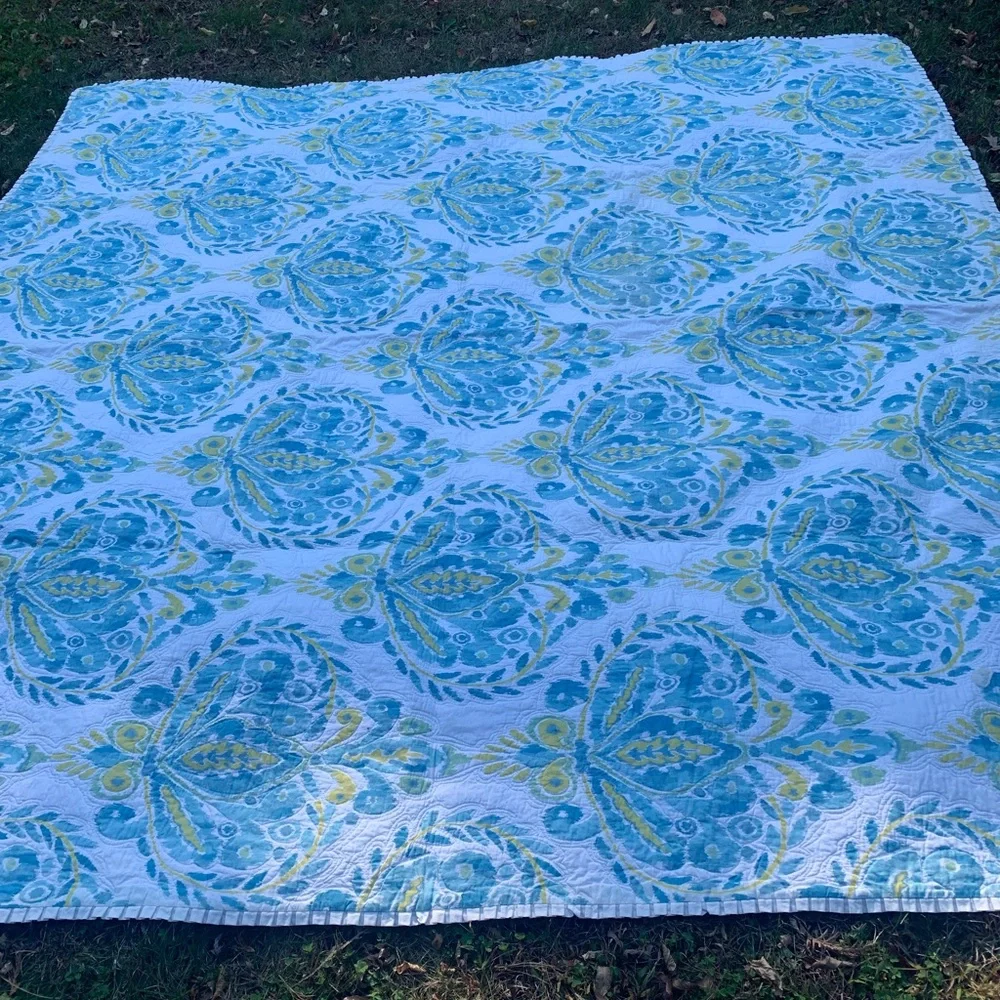 Dena Home Blue Dove Medallion Patterned Quilt
